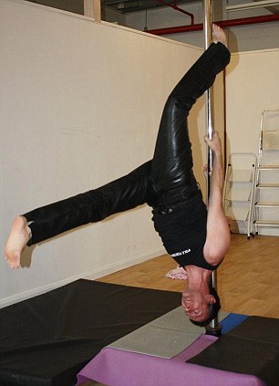 英国53岁男子爱上跳钢管舞