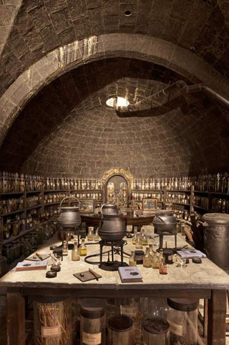 魔药课教室(potions classroom )美术部设计的魔药课教室,看上去在