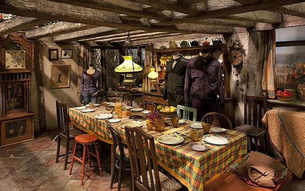 韦斯莱家的厨房(the weasley kitchen)走进厨房可以看见魔法厨具,比如