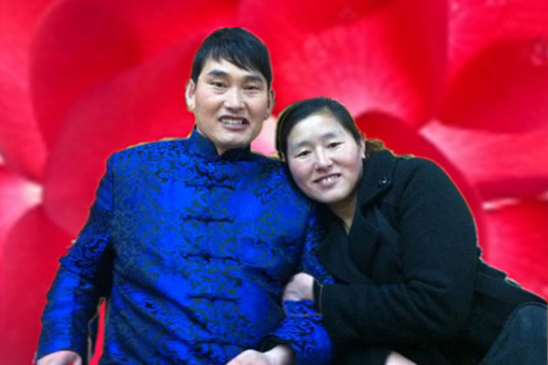 "大衣哥"朱之文和妻子恩爱照曝光