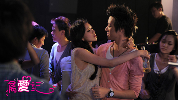 今日,该片曝光了一组巩新亮的亲密剧照.