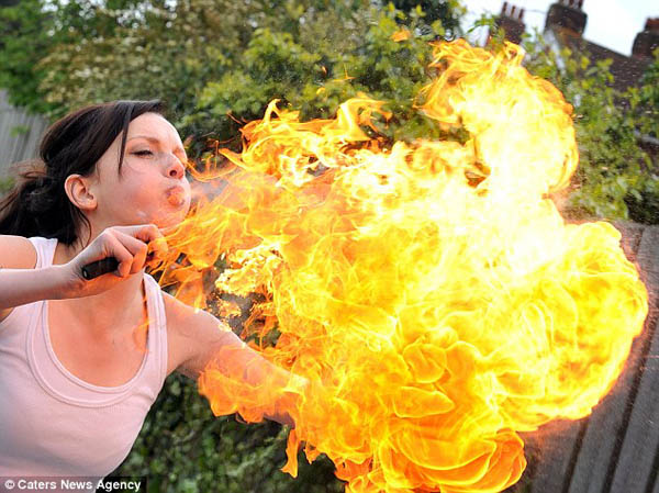 英格兰小姐参赛佳丽欲表演喷火博眼球