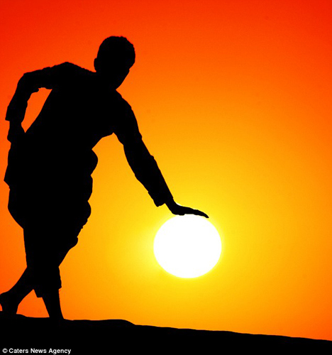 摄影师借位拍摄玩转太阳