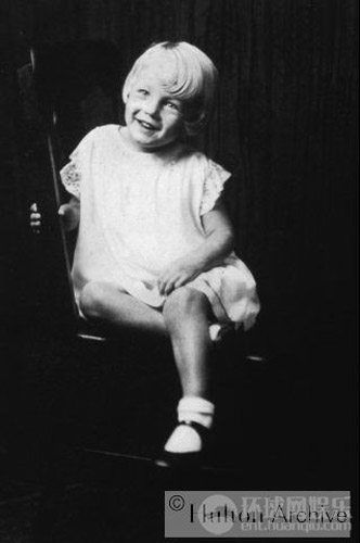 梦露绝版童年照首度曝光动作豪放似假小子