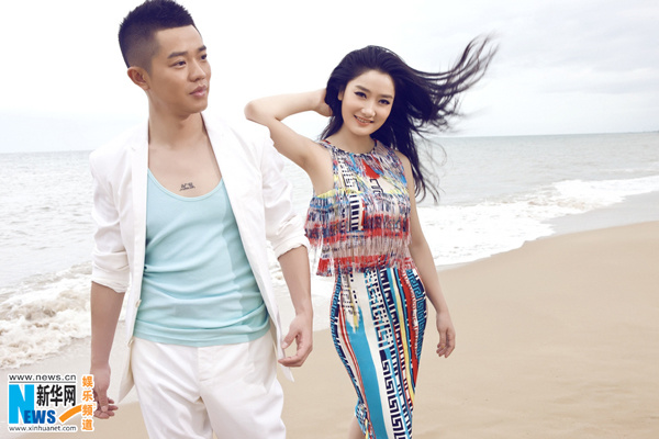 凤凰传奇夏日海滩写真曝光彰显无限惬意