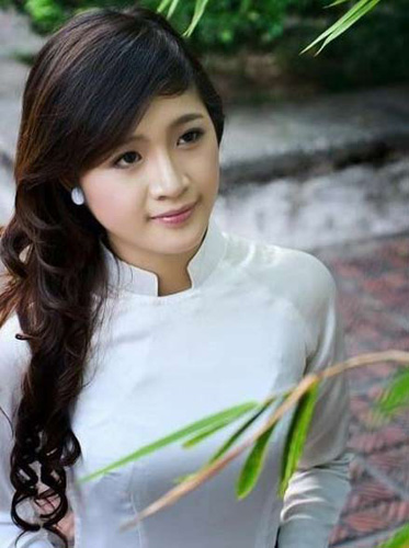 抓拍越南街头美女白美纯装扮脱俗显文静