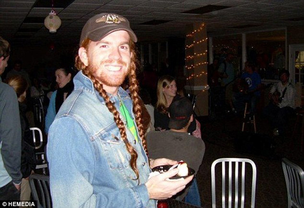 英男子为求职面试出售近一米长发