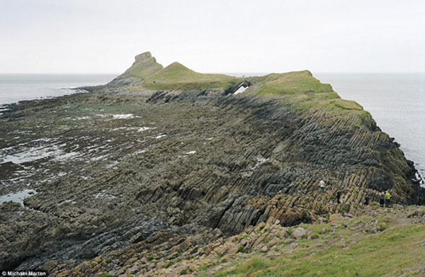 英摄影师拍摄涨潮前后巨大反差图