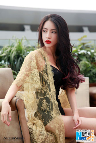 潘霜霜登杂志演绎隐约性感蕾丝黑纱展玲珑身材