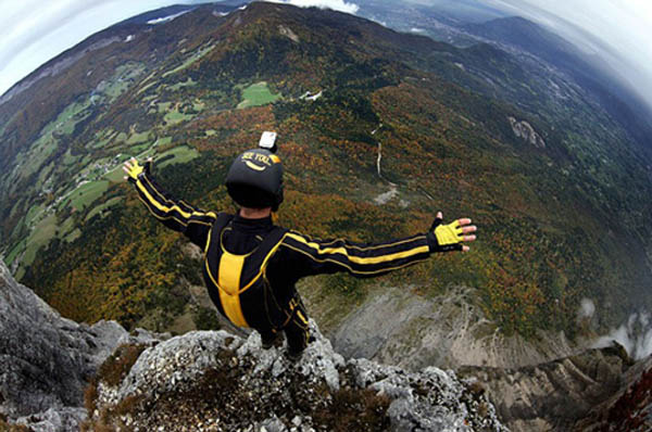 摄影师拍极限跳伞者自由坠落瞬间