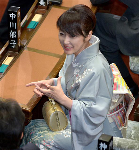 日本女议员上演华丽和服秀