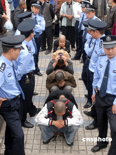 图:湖北南漳警方严惩犯罪者