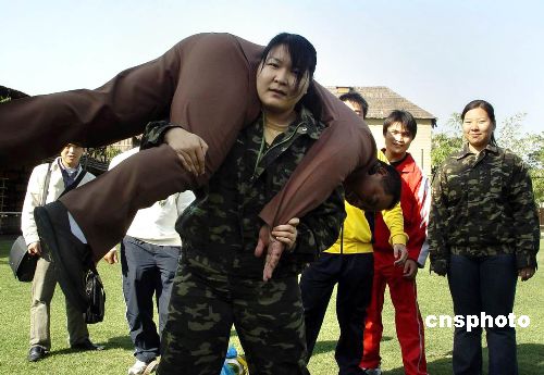 图女保安亮绝技力举肥男