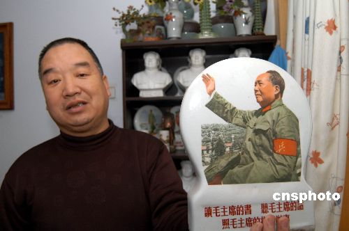 图河南民警展示毛泽东瓷像