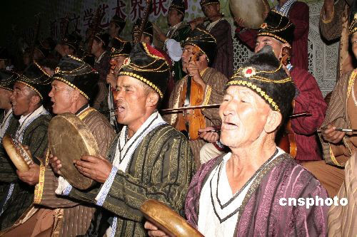 图:新疆百名民间艺人弹唱木卡姆