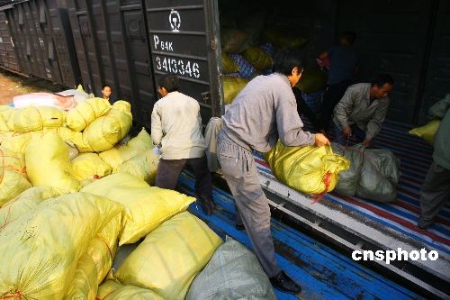图河南向四川地震灾区发送御寒棉被
