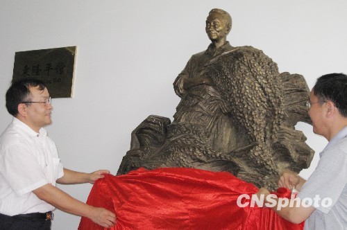 西南大学为杰出校友袁隆平塑像