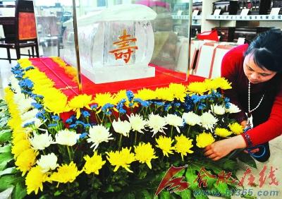 工作人员正在为安放刘铭传遗骨的水晶棺布置鲜花【点击查看其它图片】