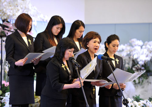 图连战母亲追思会连战夫人连方瑀与家人献诗