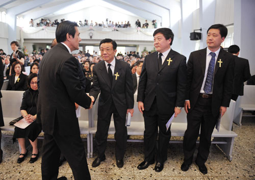 马英九(前左)28日在台北出席国民党荣誉主席连战的母亲赵兰坤追思会