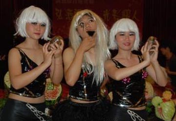 ̨ѧУ�ٰ���ƽ���չ������װLadyGaga������ͼ��