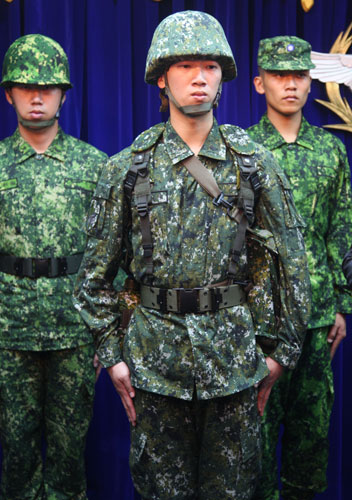组图 台军展示最新数码迷彩野战服将逐步换装 2 中新网 组图 台军展示最新数码迷彩野战服将逐步换装 2 中新网