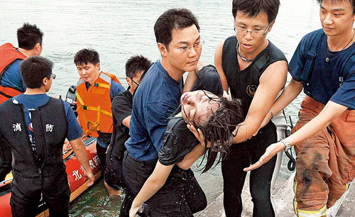 12岁女孩为救小男友双双溺水两人河底紧拥图