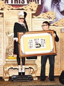 ��̨�屻���Ƿ�˫����LadyGaga��̬��Yes����ͼ��