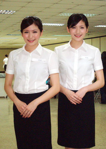 台湾复兴航空8日在台北松山机场办公室举行空服员招考报名,外型亮丽的