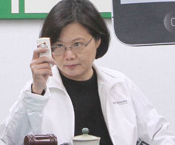 蔡英文政见被批空洞邱毅她十年前就是草包