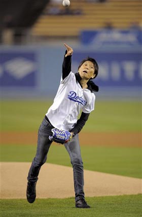 周美青为道奇棒球队开球投球英姿引观众欢呼图2