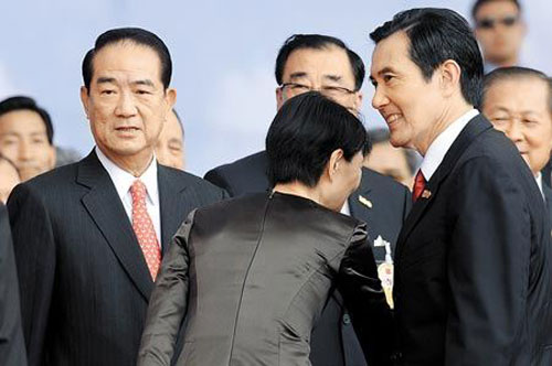 亲民党主席宋楚瑜(左)10日出席台当局活动,马英九(右)与夫人周美青(中