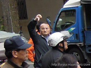 蔡英文苗栗车队扫街 民众比倒扁手势