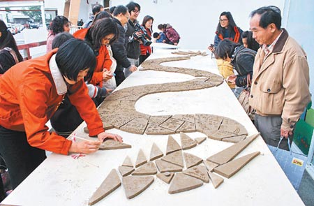 苗栗举办“百艺接龙”迎新春民众陶片刻绘做金龙