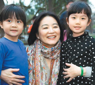 林青霞返台投票兼开同学会重申不会复出(图)