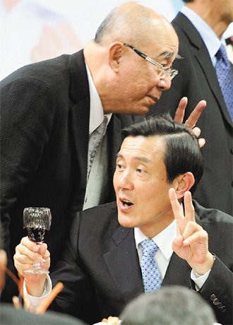 国民党办年会吴敦义笑称酒量要赢过马英九