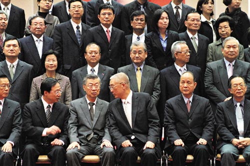 吴敦义行政团队总辞成员合拍“毕业照”(图)
