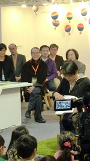 周美青现身台北书展童书馆为孩子说故事