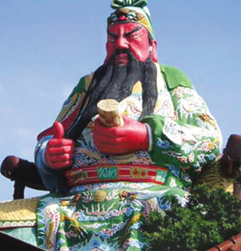 台湾民众过年忙祭拜寺庙香火鼎盛“关公”很忙