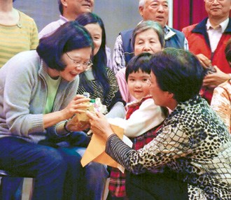 蔡英文谢票婉拒“小猪扑满”称下次再捐引联想