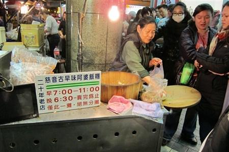 台宁夏夜市“阿婆饭团”:民众排队也要吃