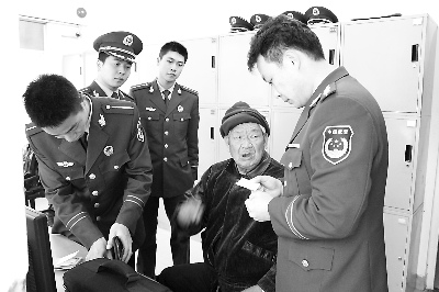 台胞老伯厦门走散警民联动帮忙寻亲