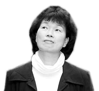 上任台湾“文建会主委”龙应台重出江湖