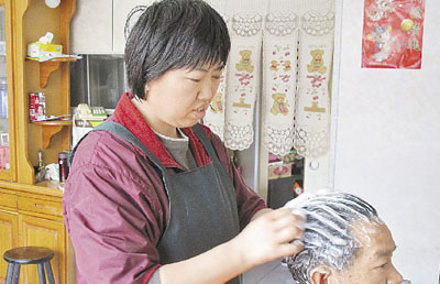 大陆配偶开“百元剪发”先生成