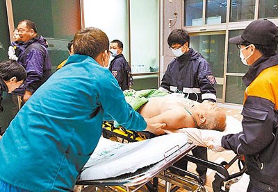 用热水洗纱窗台中一家5口人疑似一氧化碳中毒