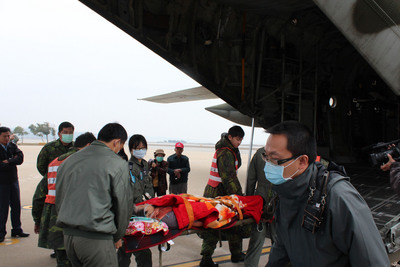 台军C-130运输机轮胎维修爆炸2人受伤送医
