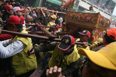 苗栗通霄白沙屯妈祖回銮数万名信徒簇拥相迎