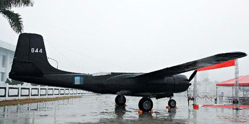 台军2架F-5战机换回复制版“黑蝙蝠”B-26