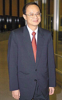 台新“驻日代表”:年轻时扬眉怒目现在学慈眉善目