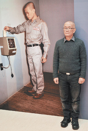 台湾旅美“自囚艺术家”:笼子是我的自由选择